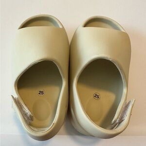 Children’s Unisex Yeezy shoes. Size 25 or 8. Great condition!